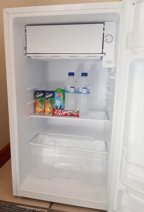 Mini bar fridge freezer
