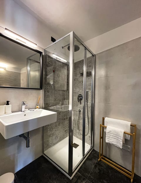 Standard Double Room | Bathroom | Shower, rainfall showerhead, free toiletries, hair dryer