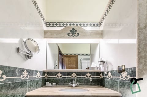 Comfort Double Room, Balcony, Sea View | Bathroom | Bathtub, free toiletries, hair dryer, bidet