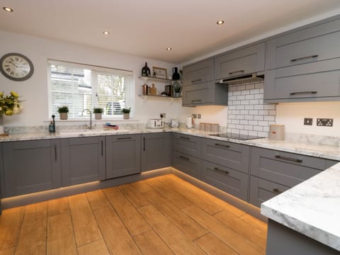 Cottage | Private kitchen | Fridge, dishwasher, electric kettle, toaster