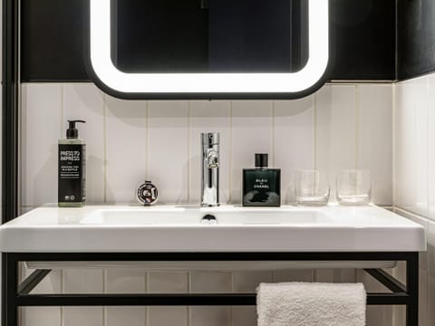 Premium bedding, in-room safe, laptop workspace, blackout drapes