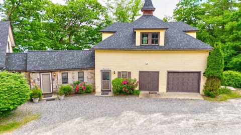 Charming Waterfront Carriage House — cozy, private, and steps from Squam Lake.
