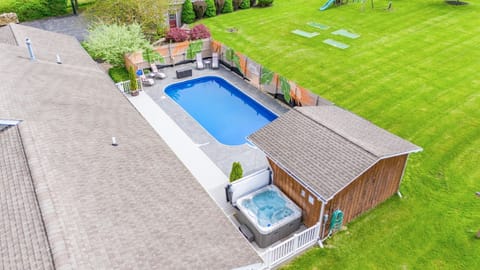 Enjoy the outdoors with pool, hot tub, grill, and outdoor dining area 💕