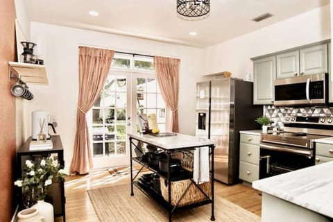 Cute spacious kitchen with backyard greens- the recipe for happiness. 