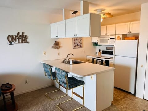 Breakfast bar and kitchen