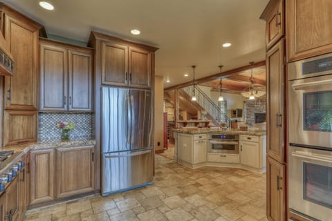 Double ovens, perfect for cooking for the whole gang!