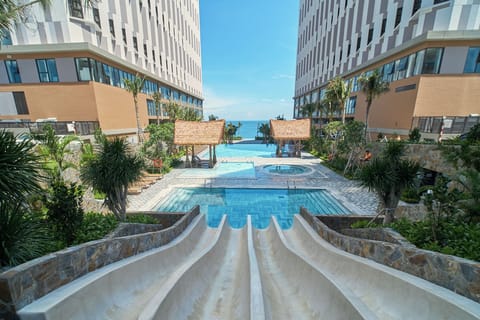 Pool waterfall