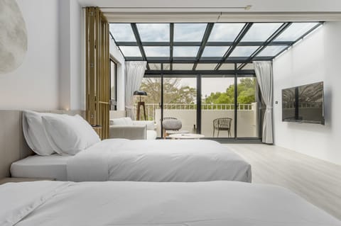 Deluxe Quadruple Room | Blackout drapes, WiFi (free), bed sheets