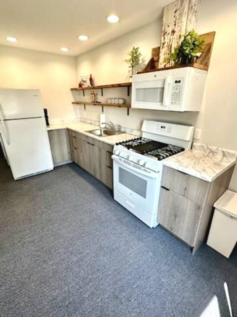 Full kitchen with all the cooking basics. 