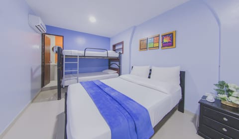 Quadruple Room | In-room safe, desk, blackout drapes, free WiFi