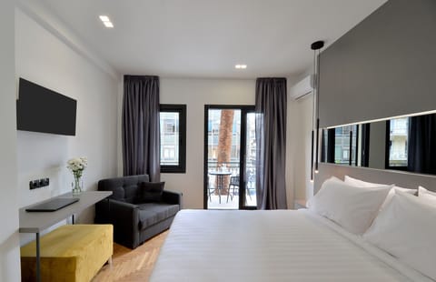 Comfort Apartment | In-room safe, desk, blackout drapes, soundproofing
