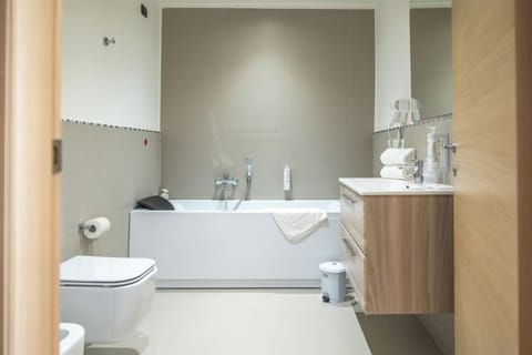 Executive Suite | Bathroom | Free toiletries
