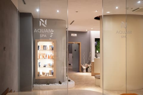 Couples treatment rooms, sauna, hot tub, aromatherapy