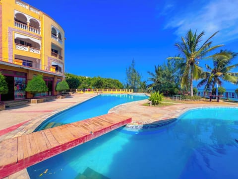 Swim-up bar