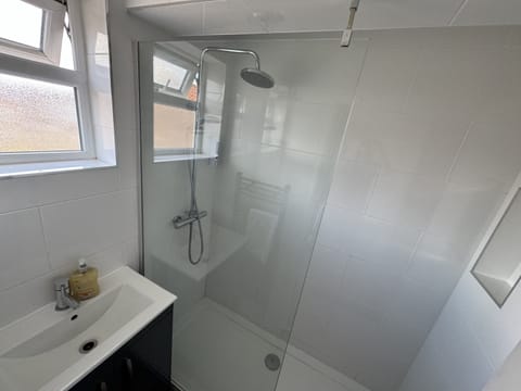 Comfort Single Room, Ensuite | Bathroom | Combined shower/tub, towels