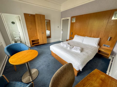 Double Room, Ensuite | Hypo-allergenic bedding, desk, iron/ironing board, free WiFi