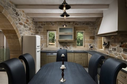 Fully Equipped Kitchen – Includes Modern Appliances & Utensils

