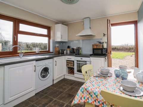 Electric kettle, toaster, cookware/dishes/utensils