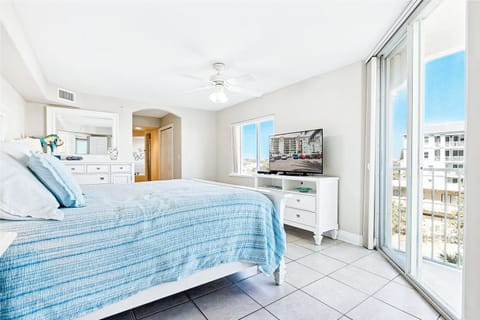 End your day in this comfy king bed with a stunning view, and wake up refreshed for another perfect day!