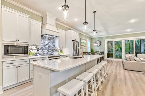 Spacious Kitchen, Dining & Living Area