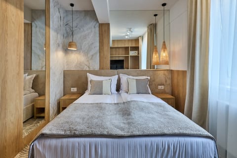 Deluxe Apartment | In-room safe, desk, laptop workspace, blackout drapes