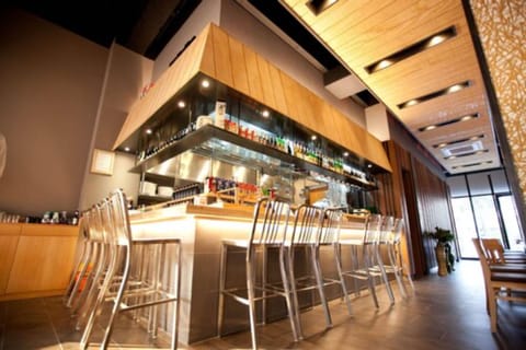 2 restaurants; breakfast, lunch, and dinner served