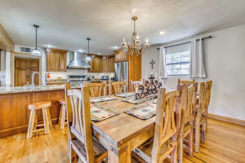 House (6 Bedrooms) | Interior