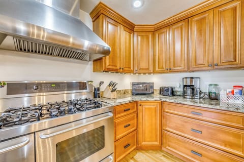 House (6 Bedrooms) | Interior