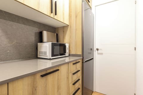 Full-size fridge, microwave, oven, stovetop