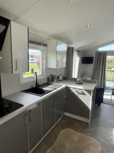 Chalet | Private kitchen | Fridge, microwave, stovetop, electric kettle