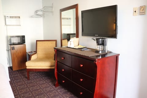 Room, 1 King Bed | Room amenity