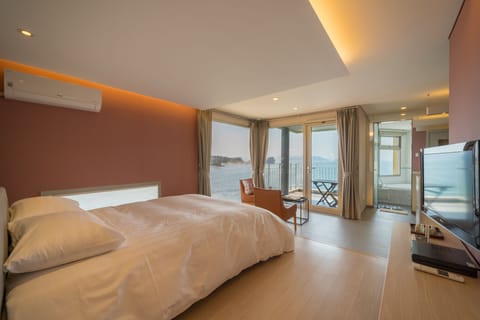 Deluxe Room | Down comforters, free WiFi, bed sheets