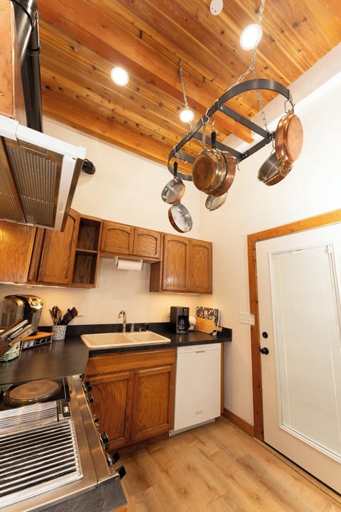 Kitchen with all essentials near Silverwood Theme Park.