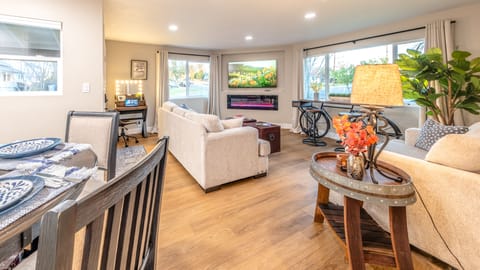 Bright Old Town living room – walk to Sutter St & Lake Natoma