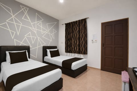 Deluxe Twin Room | Minibar, desk, iron/ironing board, free WiFi