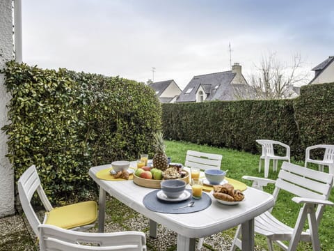 Table, Sky, Plant, Furniture, Property, Tableware, Cloud, Chair, Outdoor Table, Building