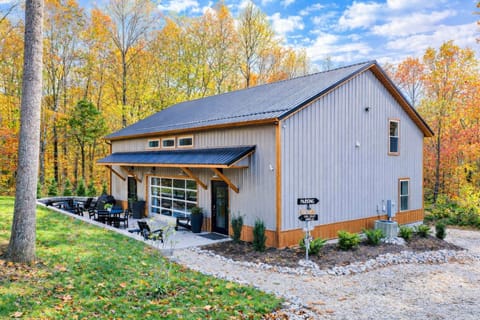 Spacious 6BR Retreat - Sleeps 14 | 1 Mile from Patoka Lake