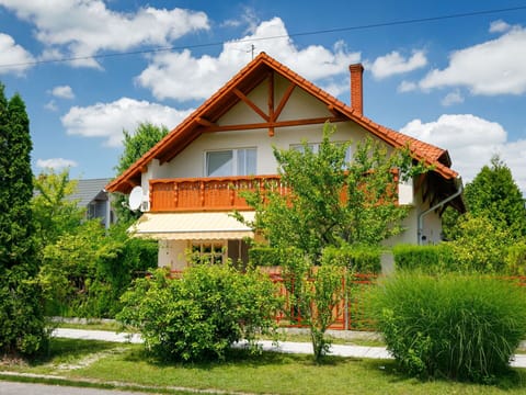 Cloud, Plant, Sky, Building, Property, Window, House, Tree, Land Lot, Cottage