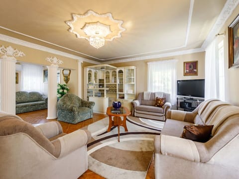 Picture Frame, Furniture, Couch, Table, Building, Wood, Interior Design, Architecture, Studio Couch, Comfort