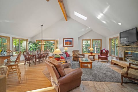 Welcome to Redwood Retreat! We hope we get to host you at this unforgettable Sunriver rental!