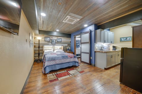 Texarkana Vacation Rental | Studio | 1BA | 370 Sq Ft | Step-Free Access