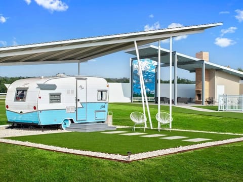 Glamping enthusiasts and all lovers of vintage decor will feel right at home in Miss Estella, a 1961 Shasta that's part of the Palm Springs-inspired Blue Skies Retro Resort.