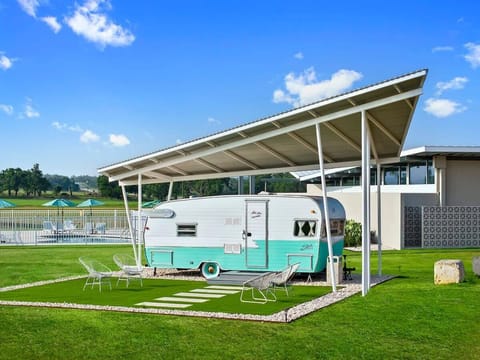 Glamping enthusiasts and all lovers of vintage decor will feel right at home in Miss Mary, a 1961 Shasta that's part of the Palm Springs-inspired Blue Skies Retro Resort.