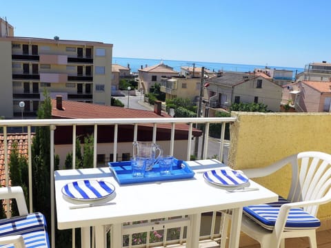 Sky, Daytime, Property, Building, Window, Azure, Blue, Body Of Water, Architecture, Outdoor Furniture