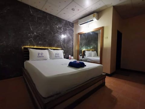Standard Double Room | Laptop workspace, free WiFi, bed sheets