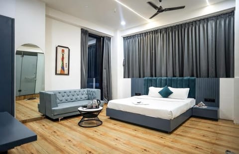 Honeymoon Room | Bathroom | Free toiletries, slippers