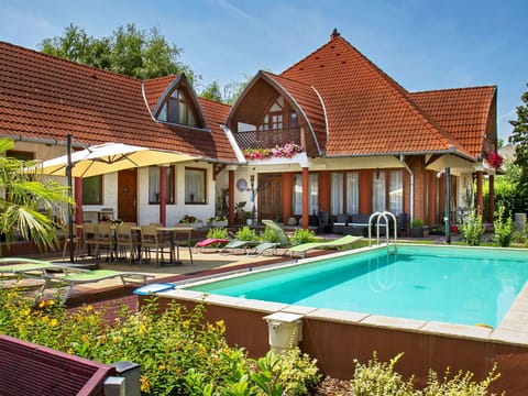 Water, Plant, Building, Sky, Property, Window, Swimming Pool, House, Chair, Architecture