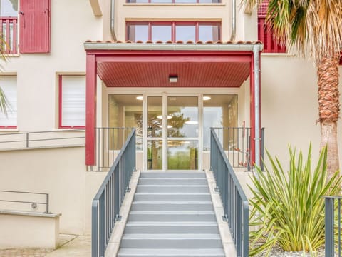 Property, Plant, Building, Window, Stairs, Architecture, Neighbourhood, Door, Residential Area, Facade