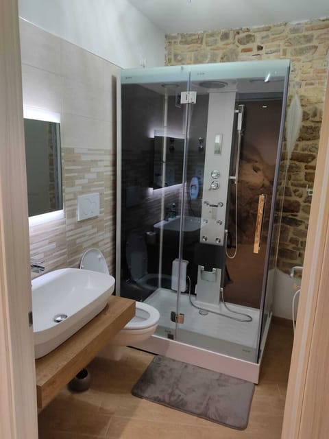 Deluxe Studio | Bathroom | Combined shower/tub, jetted tub, hydromassage showerhead