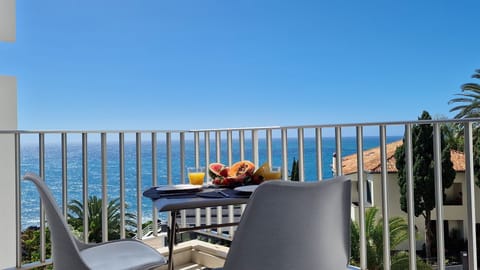Escape to tranquility at Ponta Beachside. Nestled near the Ponta Gorda Complex, enjoy a superb location with a private pool. Cozy and intimate, it's perfect for two. Possible parking available nearby. Your seaside retreat beckons. #oceanview #balcony